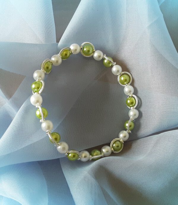 Pulsera de perlas acrílicas. Verde y blanca.