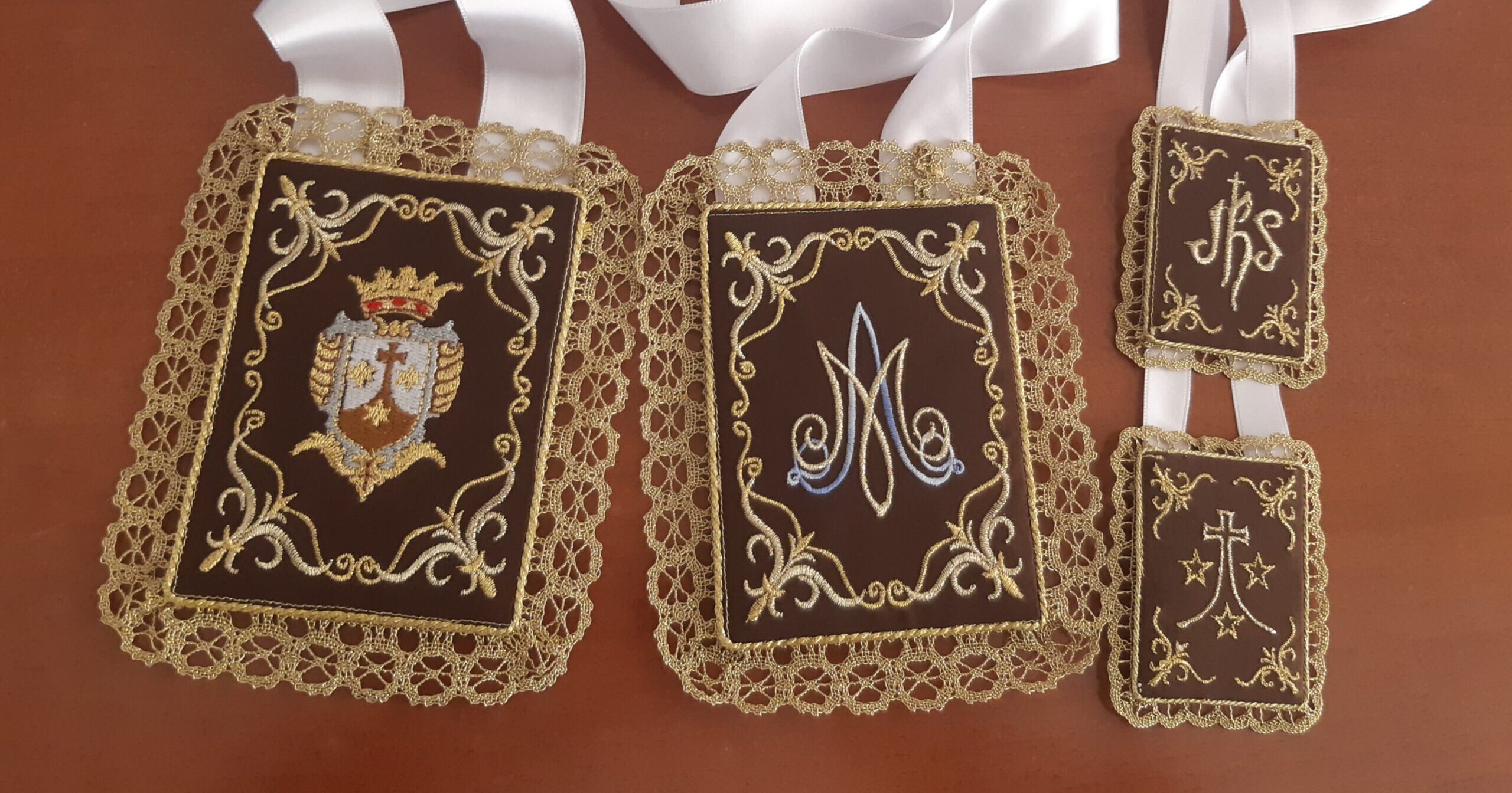 Escapularios y Rosarios