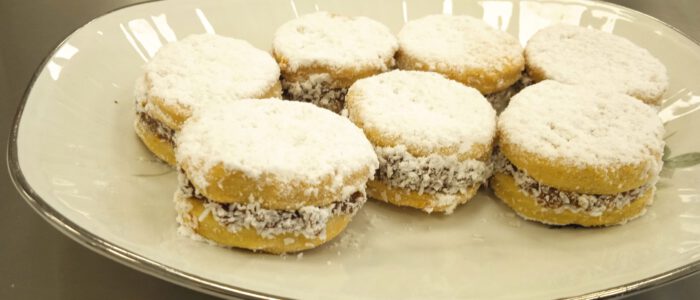 Plato con 7 pastas de dulce de leche elaboradas por la Carmelitas Descalzas de Torrelavega